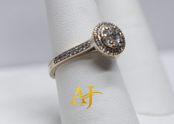 Anillo de compromiso con halo de diamantes de 14 quilates 