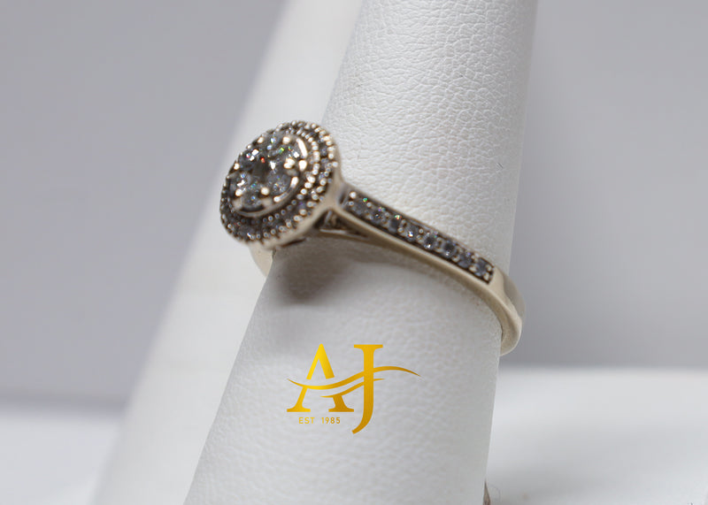 Anillo de compromiso con halo de diamantes de 14 quilates 