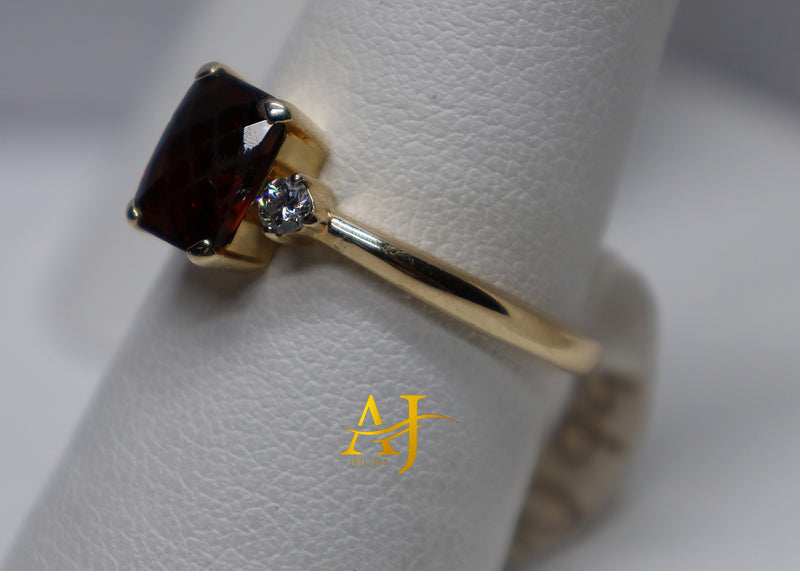 Anillo de diamantes con granate natural de 14 quilates