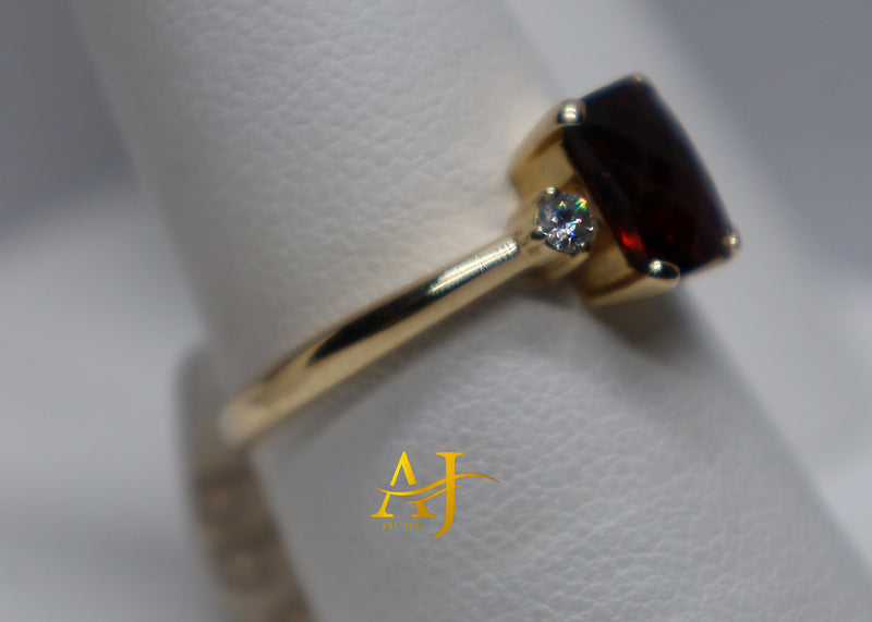 Anillo de diamantes con granate natural de 14 quilates