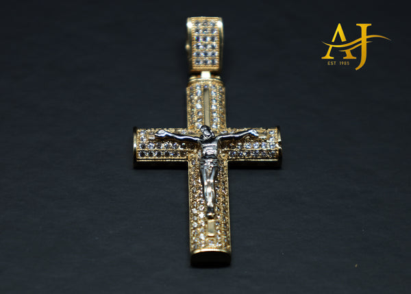 Cruz de Jesús en circonita cúbica de dos tonos y oro de 14 kt