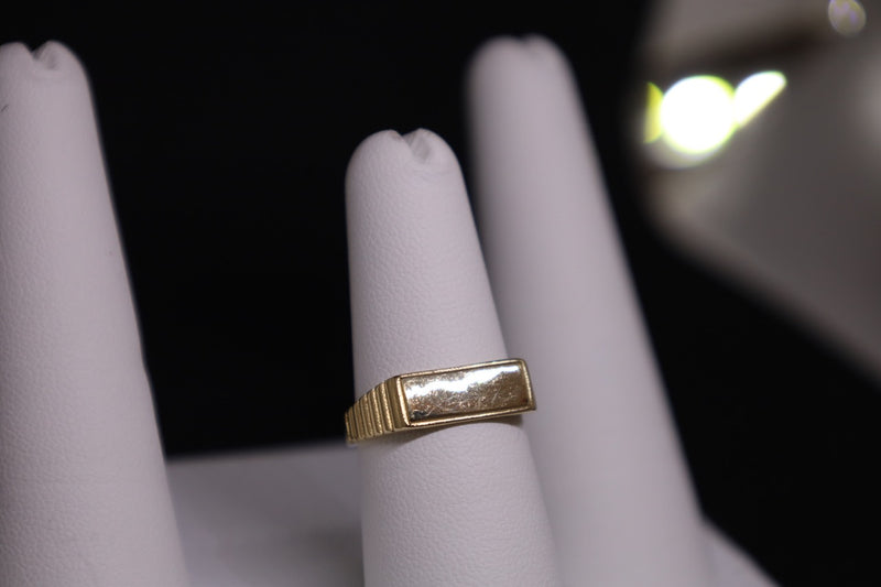 Anillo con nombre personalizado de oro de 14 kt