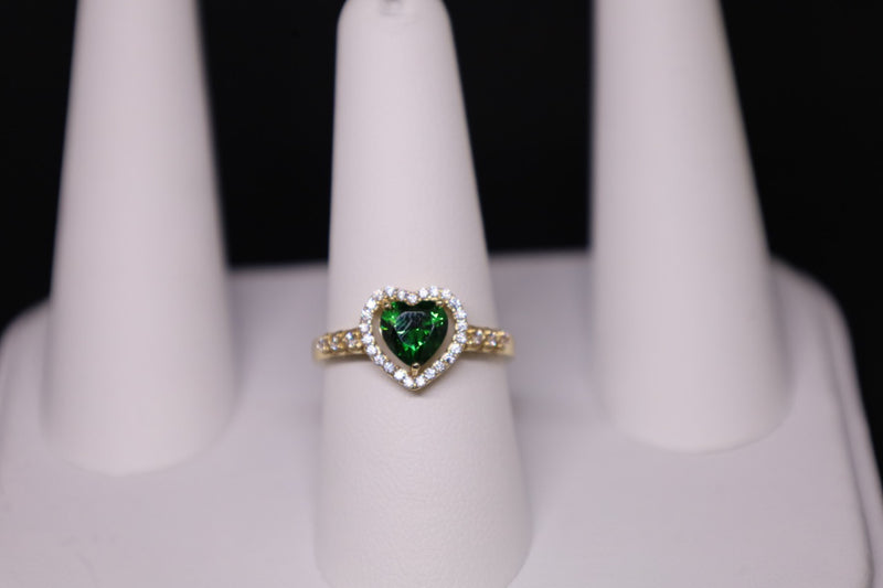 Anillo de circonita cúbica con forma de corazón de 14 quilates