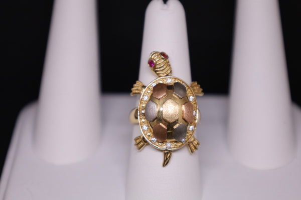 Anillo de circonita cúbica con forma de tortuga en tres tonos de oro de 14 kt