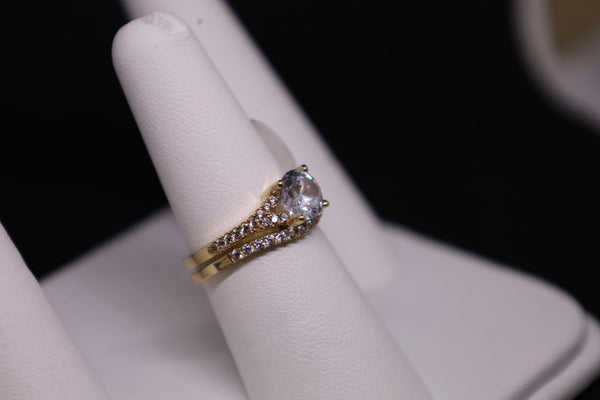 Anillo de compromiso con circonita cúbica de talla princesa de 14 quilates